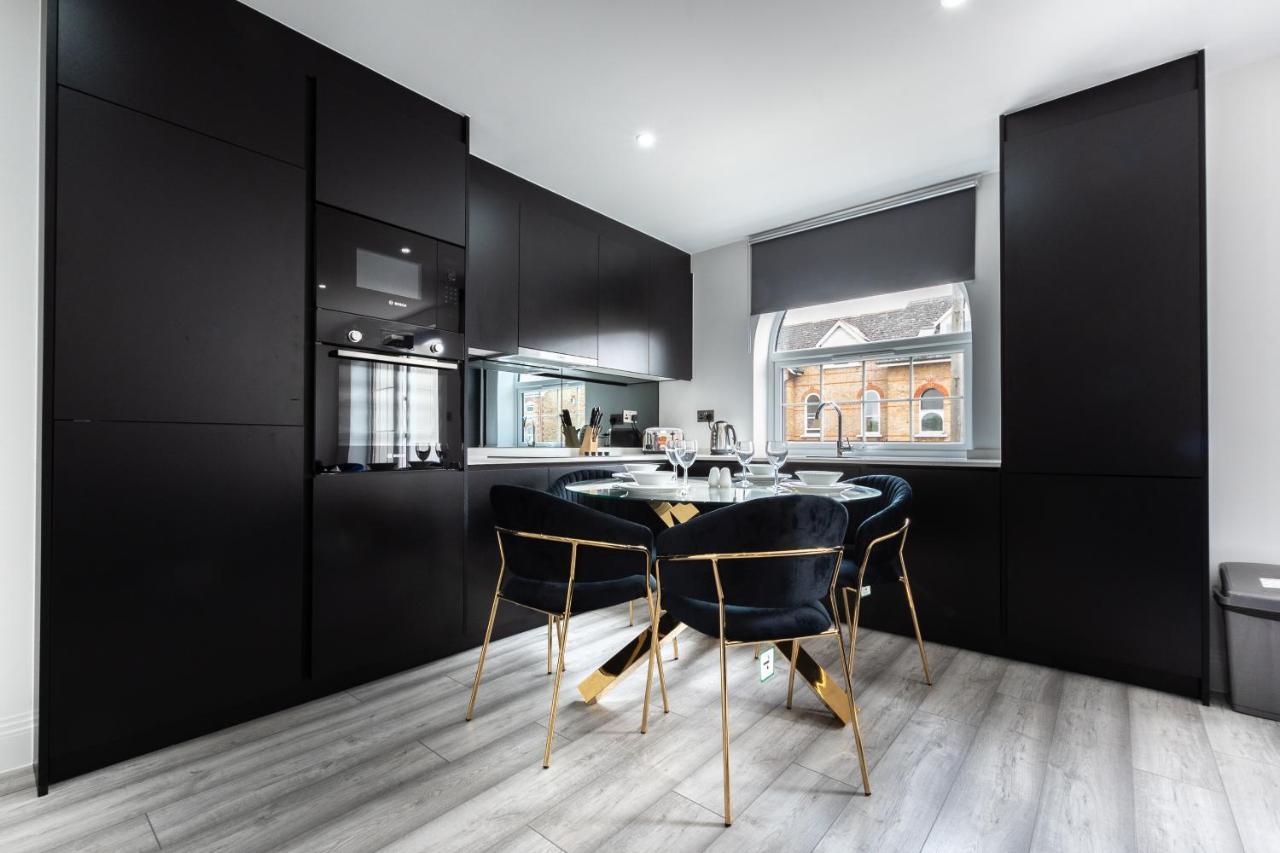 Elegant Apartments In Staines L Free Onsite Parking Exterior foto