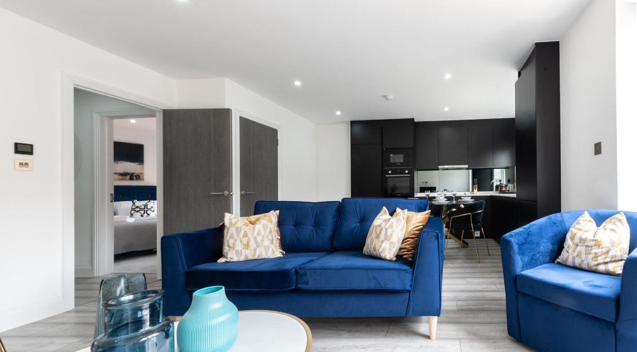 Elegant Apartments In Staines L Free Onsite Parking Exterior foto