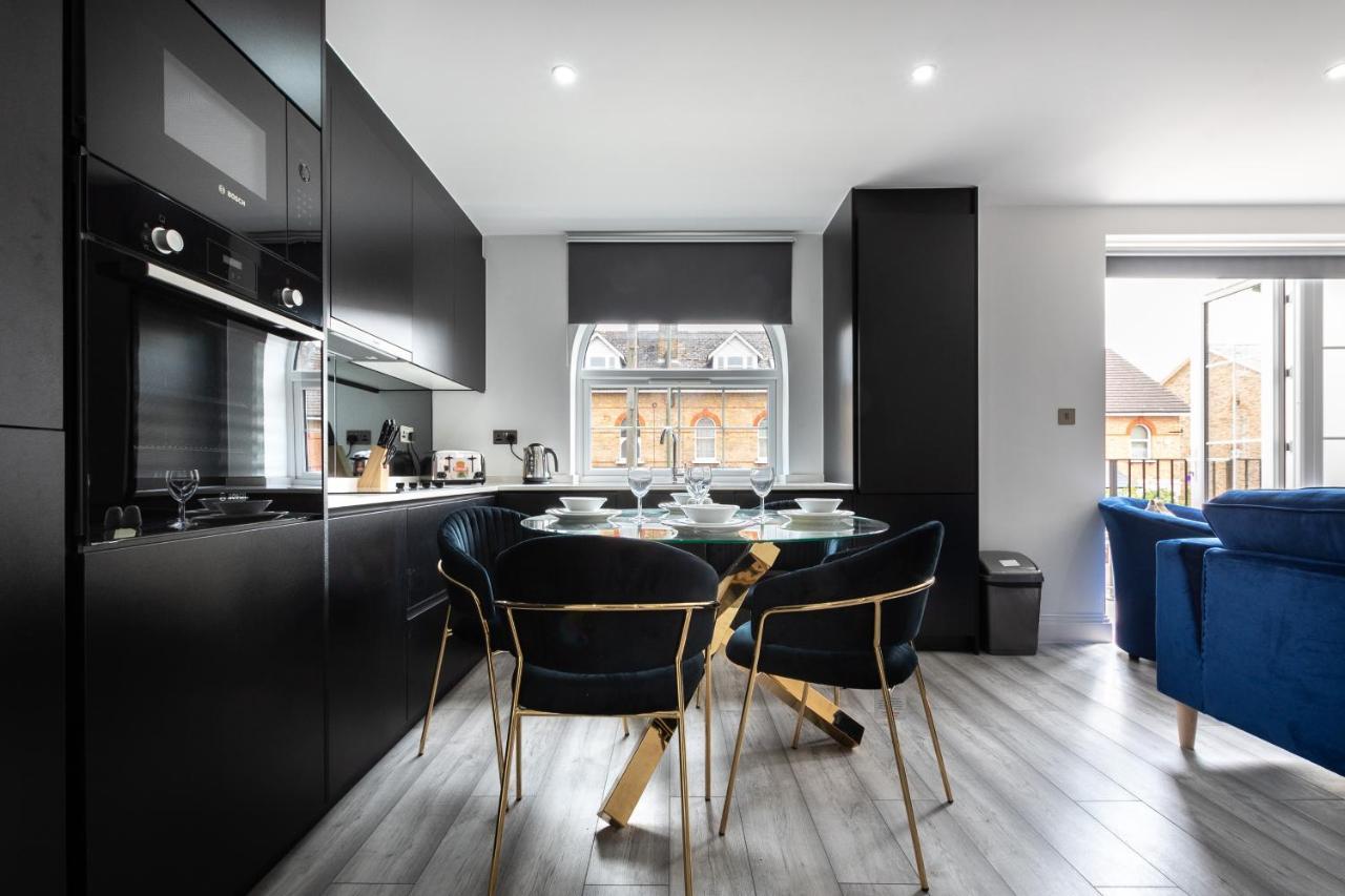 Elegant Apartments In Staines L Free Onsite Parking Exterior foto