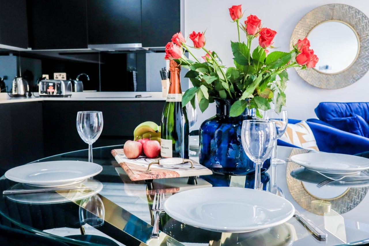Elegant Apartments In Staines L Free Onsite Parking Exterior foto