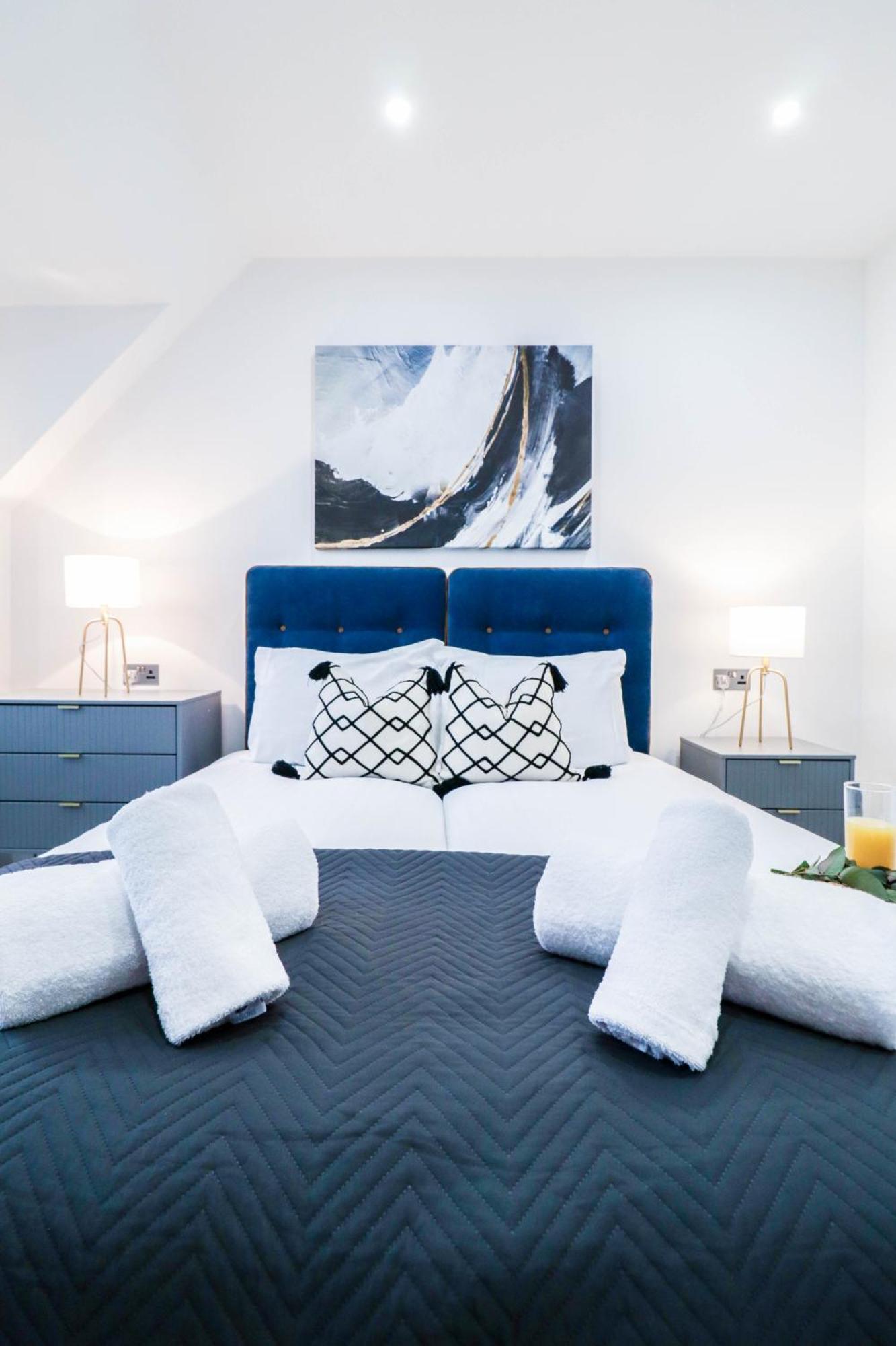 Elegant Apartments In Staines L Free Onsite Parking Exterior foto