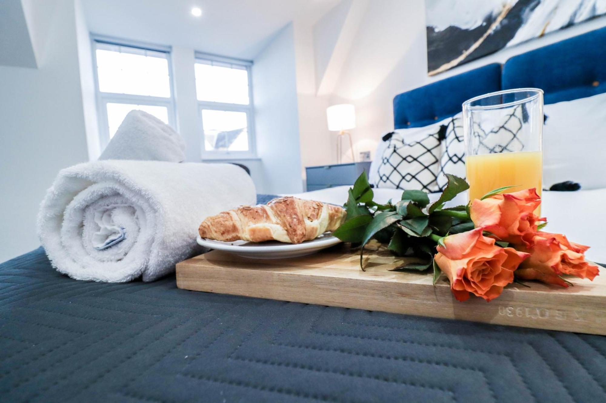 Elegant Apartments In Staines L Free Onsite Parking Exterior foto