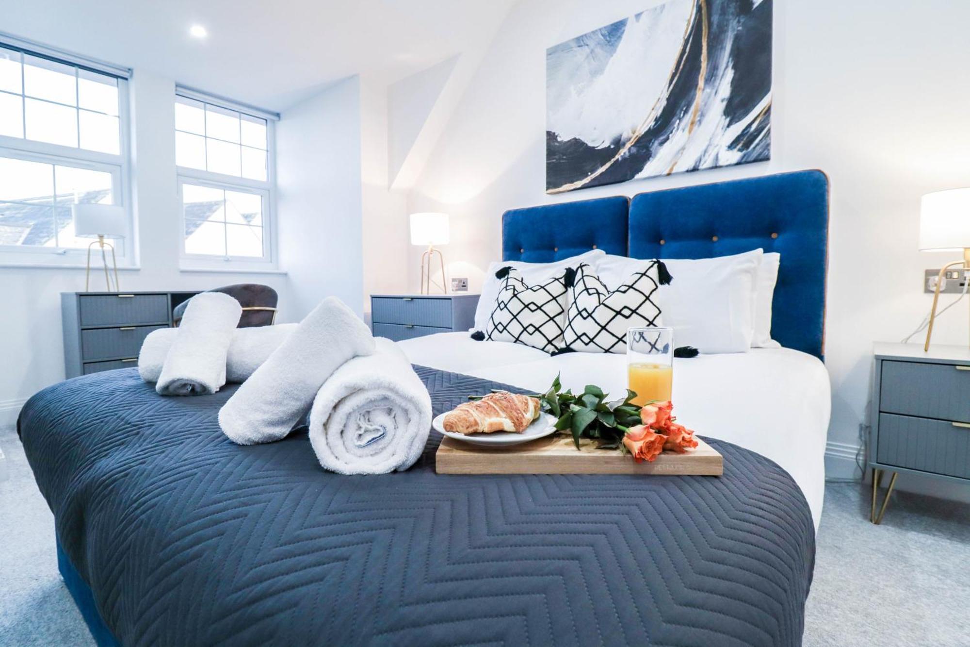 Elegant Apartments In Staines L Free Onsite Parking Exterior foto