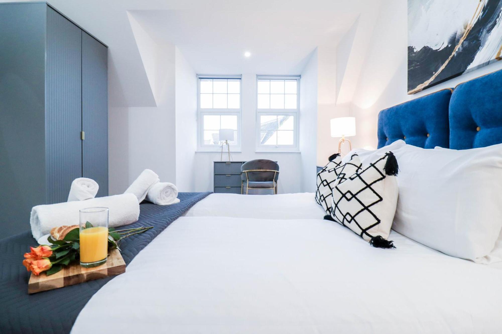 Elegant Apartments In Staines L Free Onsite Parking Exterior foto