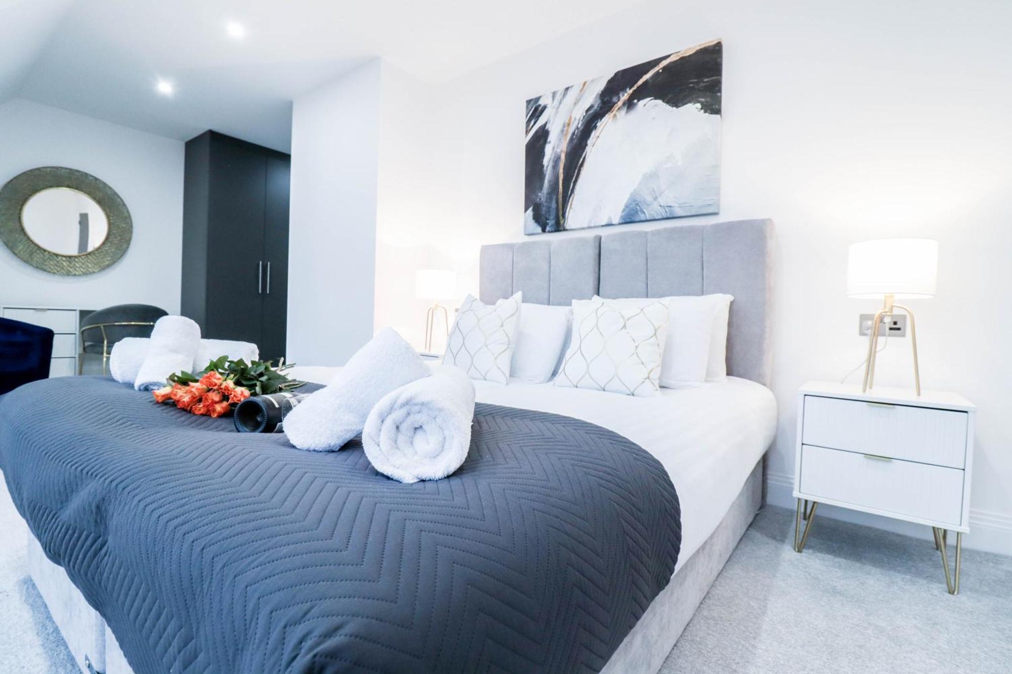 Elegant Apartments In Staines L Free Onsite Parking Exterior foto