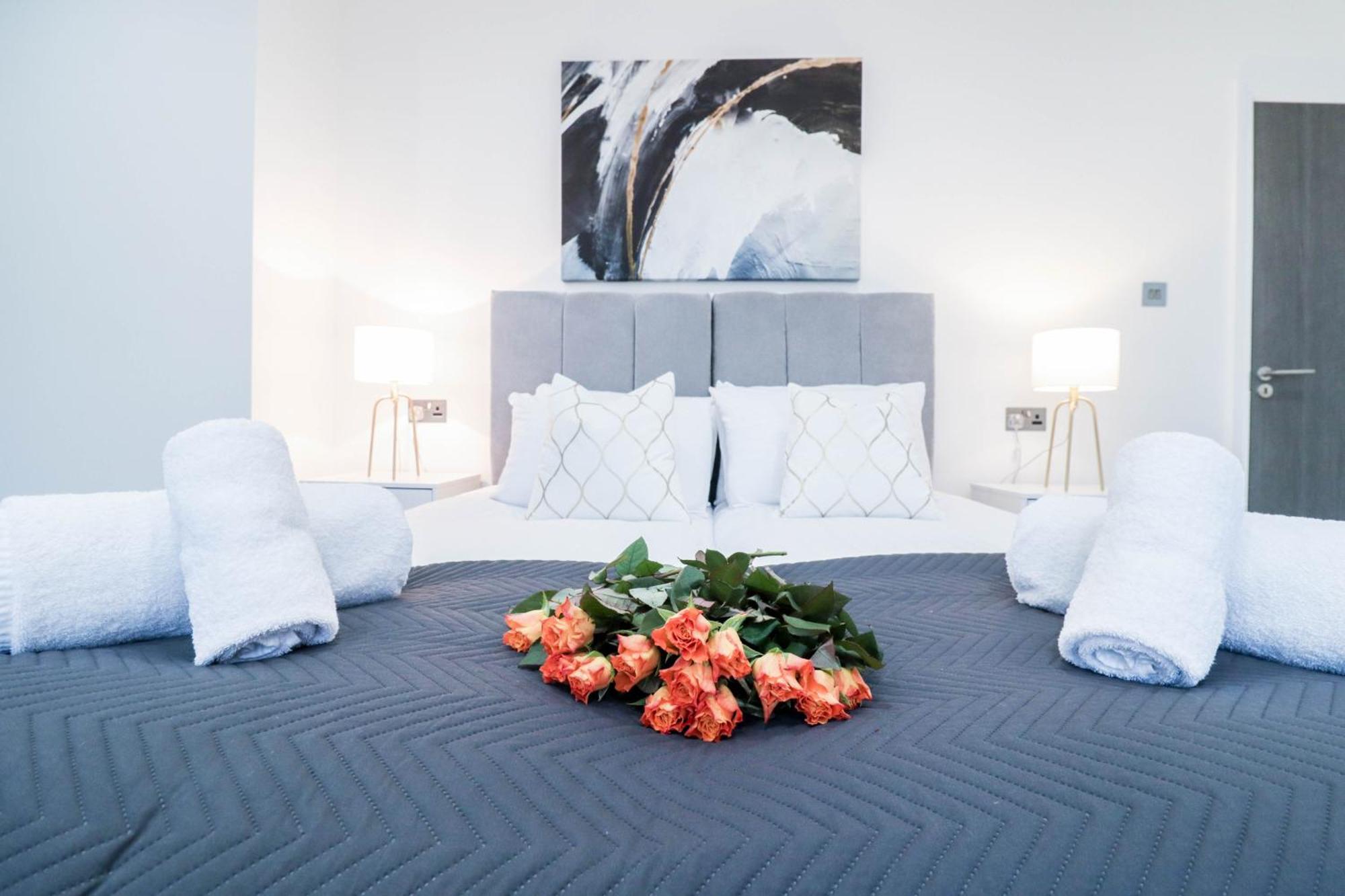 Elegant Apartments In Staines L Free Onsite Parking Exterior foto