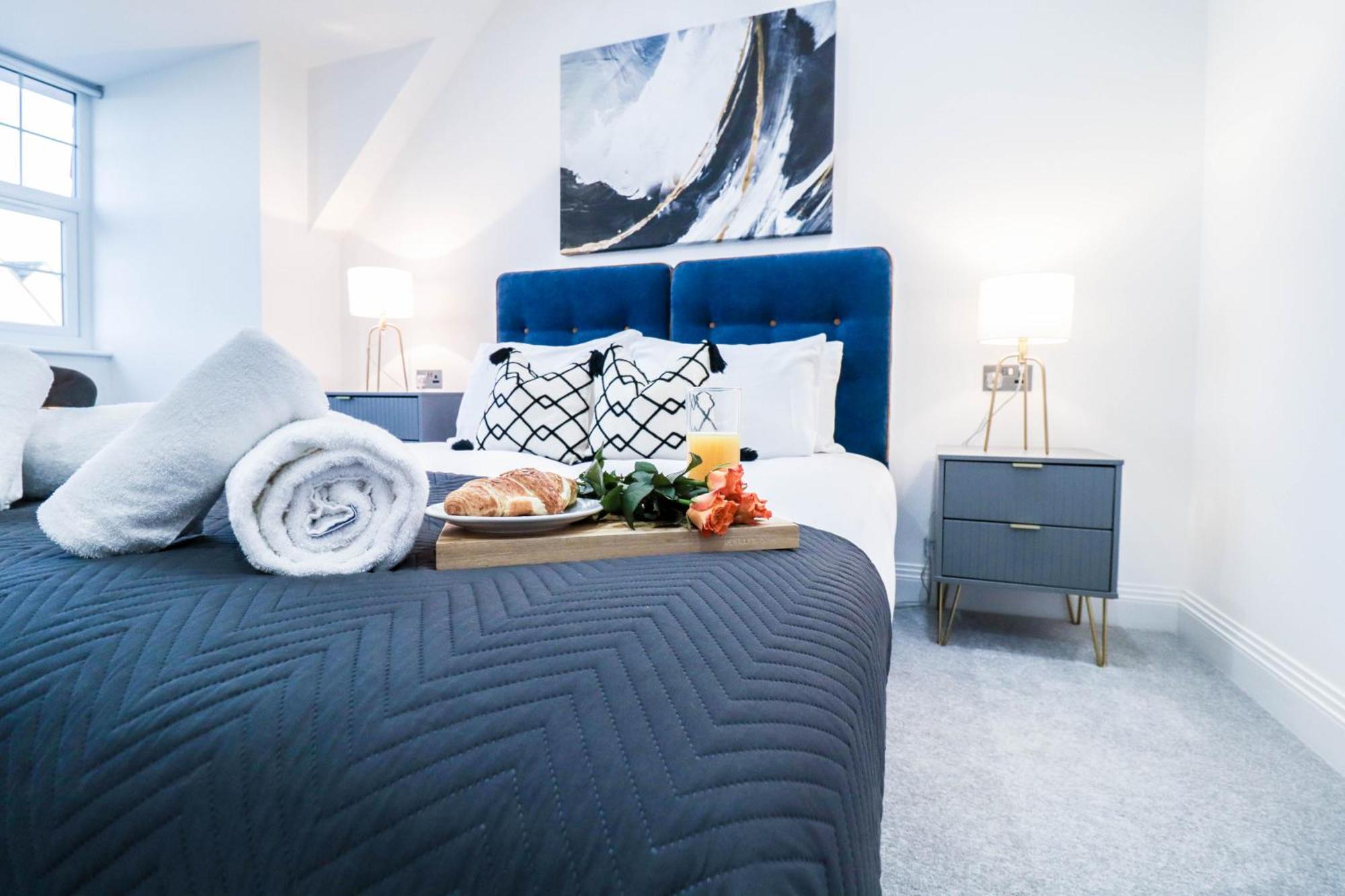 Elegant Apartments In Staines L Free Onsite Parking Exterior foto