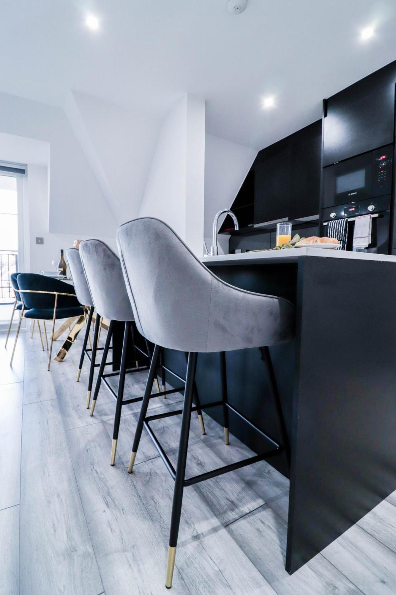 Elegant Apartments In Staines L Free Onsite Parking Exterior foto