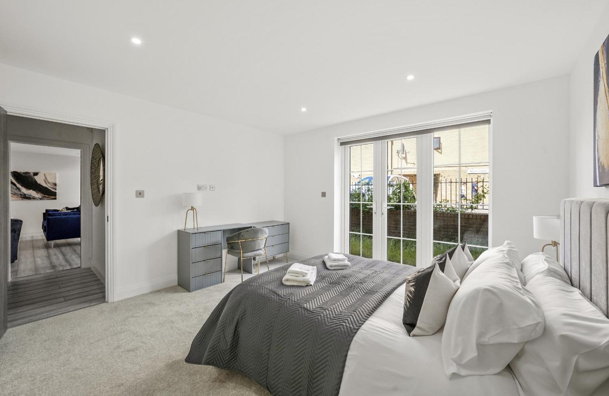 Elegant Apartments In Staines L Free Onsite Parking Exterior foto